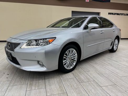 Used 2014 Lexus ES 350 w/ Luxury Package FWD image 4