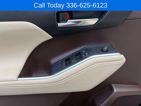 Used 2020 Toyota Highlander XLE FWD image 16