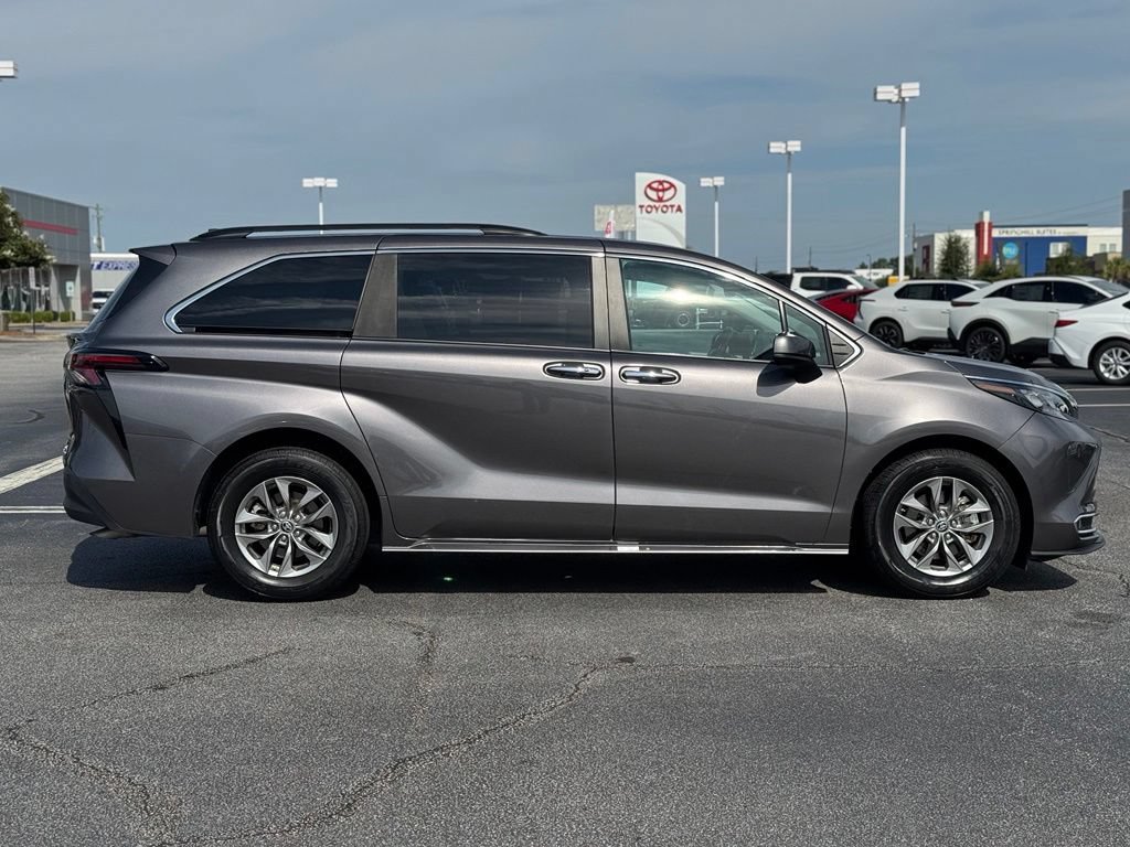 Used 2024 Toyota Sienna XLE FWD image 7