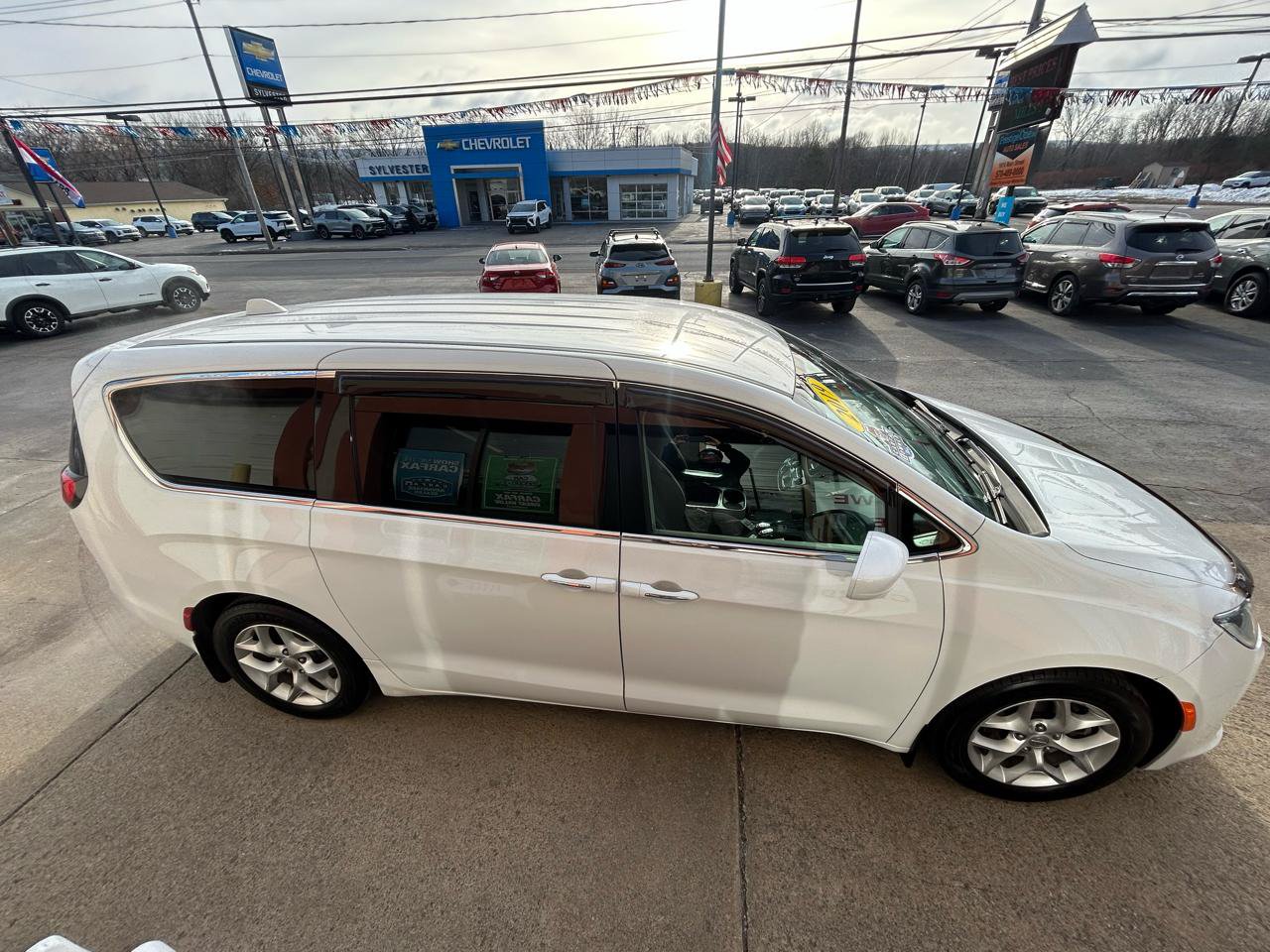 Used 2019 Chrysler Pacifica Touring Plus w/ Tire & Wheel Group FWD image 7