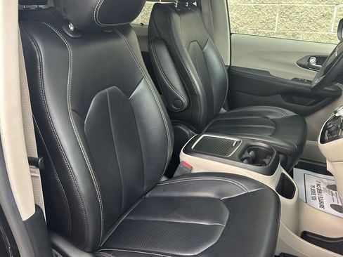 Used 2023 Chrysler Pacifica Touring-L FWD image 21
