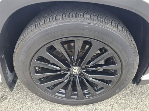 Used 2024 Toyota Highlander XSE image 17