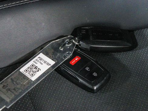Certified 2023 Toyota Prius XLE FWD image 31