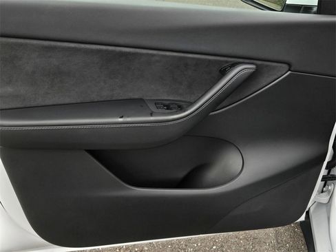 Used 2023 Tesla Model Y Long Range image 10