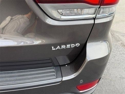 Used 2021 Jeep Grand Cherokee Laredo image 6