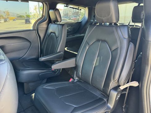 Used 2020 Chrysler Pacifica Touring-L image 17