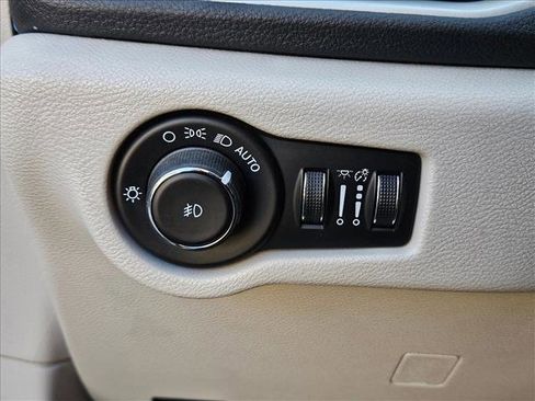 Used 2021 Chrysler Pacifica Touring-L w/ Premium & Safety Sphere Group image 11