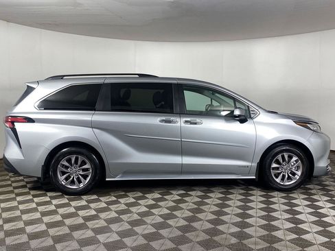 Used 2021 Toyota Sienna XLE AWD/4WD image 25