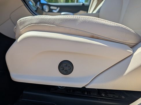 Used 2017 Mercedes-Benz GLC 300 4MATIC image 21