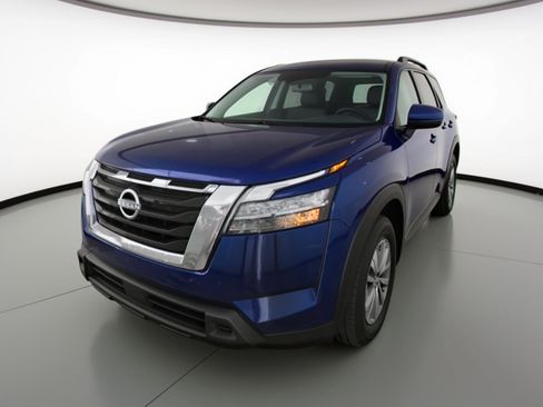 Used 2025 Nissan Pathfinder SV image 3