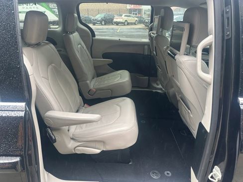 Used 2018 Chrysler Pacifica Touring-L Plus FWD image 17