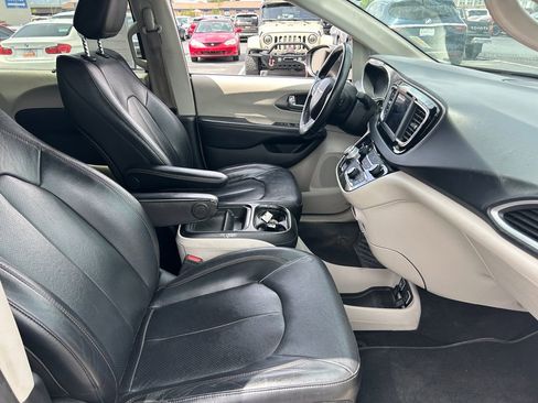 Used 2020 Chrysler Pacifica Touring-L FWD image 37