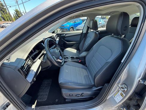 Used 2025 Volkswagen Jetta SE FWD image 27