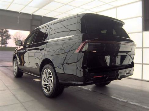 Used 2025 Lincoln Navigator Reserve AWD/4WD image 6