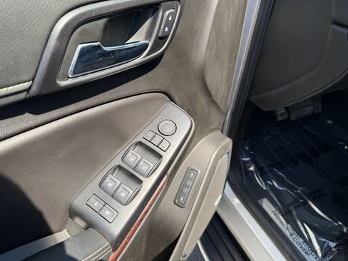 Used 2019 GMC Yukon XL SLT w/ Open Road Package AWD/4WD image 18