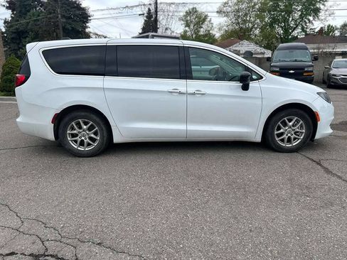 Used 2024 Chrysler Voyager LX FWD image 4