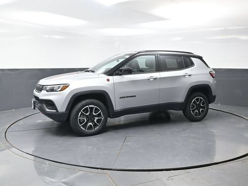 Used 2025 Jeep Compass Trailhawk AWD/4WD image 10