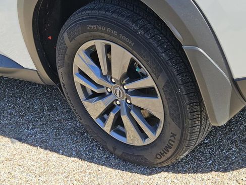 Used 2024 Nissan Pathfinder SV image 19