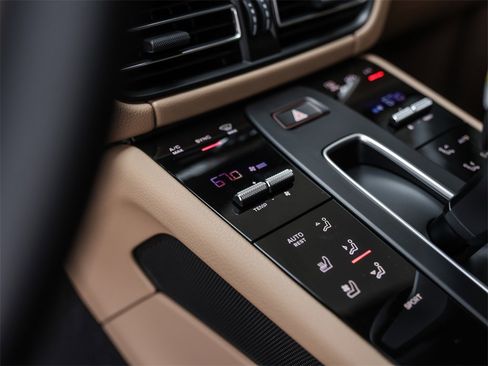 Used 2025 Porsche Macan image 25