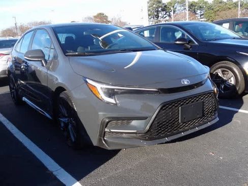 Used 2025 Toyota Corolla SE image 3