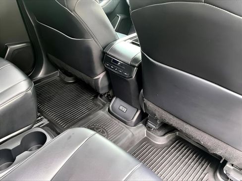 Used 2023 Toyota Highlander XLE FWD image 19