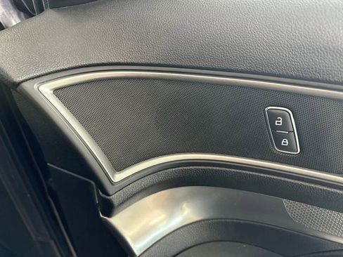 Used 2019 Ford Explorer XLT w/ Equipment Group 202A image 29