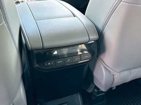Used 2022 Toyota Highlander XLE AWD/4WD image 32