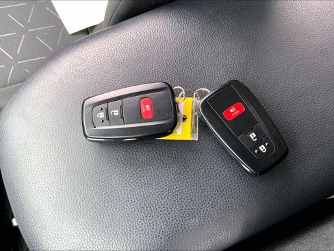 Used 2022 Toyota RAV4 XLE image 15