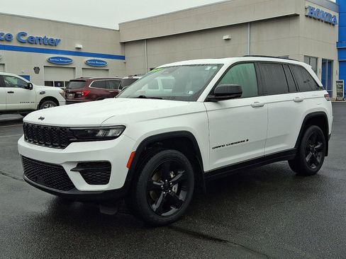 Used 2024 Jeep Grand Cherokee Altitude image 3