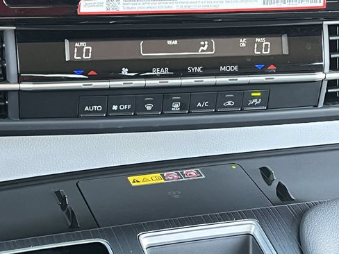 Used 2025 Toyota Sienna LE FWD image 18