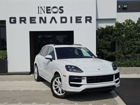 Used 2024 Porsche Cayenne AWD/4WD image 2