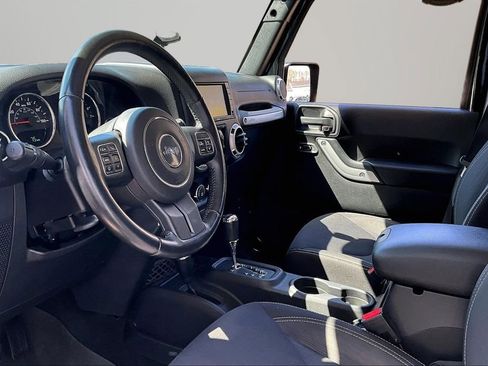 Used 2016 Jeep Wrangler Unlimited Sahara w/ Dual Top Group AWD/4WD image 13