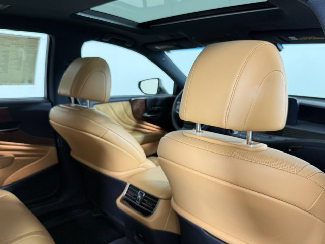 Used 2021 Lexus LS 500 RWD image 30