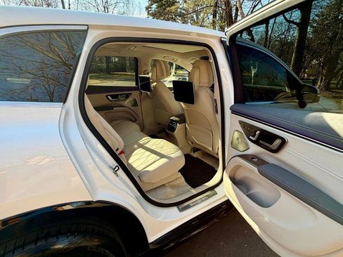 Used 2023 Mercedes-Benz EQS 580 4MATIC SUV w/ Acoustic Comfort Package image 27