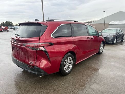 Used 2022 Toyota Sienna XLE image 5