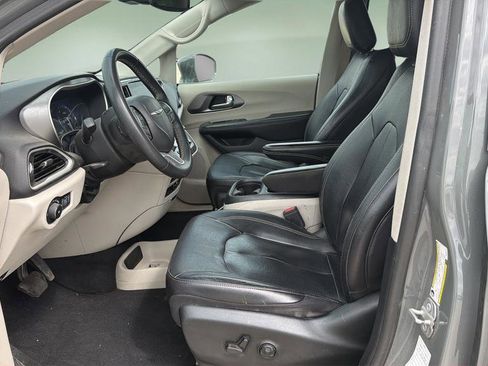 Used 2022 Chrysler Pacifica Touring-L FWD image 16