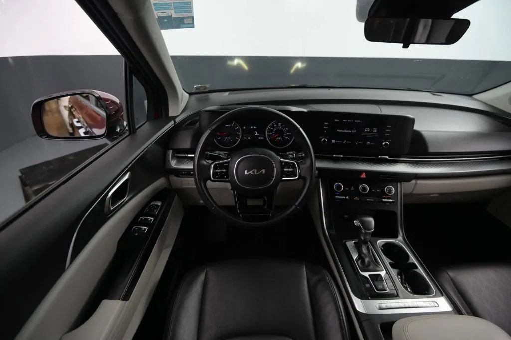Used 2023 Kia Carnival LX FWD image 35
