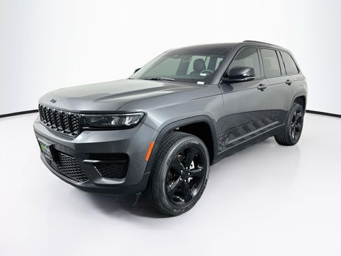 Used 2025 Jeep Grand Cherokee Altitude AWD/4WD image 3