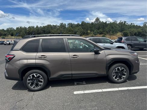 Used 2025 Subaru Forester Premium AWD/4WD image 4