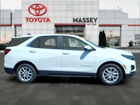 Used 2024 Chevrolet Equinox LT FWD image 2