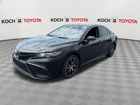 Used 2022 Toyota Camry SE w/ Cold Weather Package FWD image 3