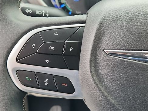 Used 2023 Chrysler Pacifica Touring-L FWD image 18