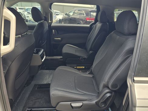 New 2027 Kia Carnival LX FWD image 4