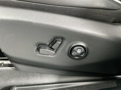 Used 2025 Chrysler Pacifica Limited image 25