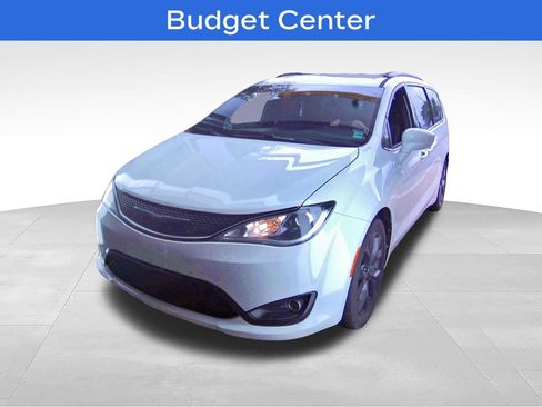 Used 2018 Chrysler Pacifica Touring-L w/ Premium Audio Group FWD image 3