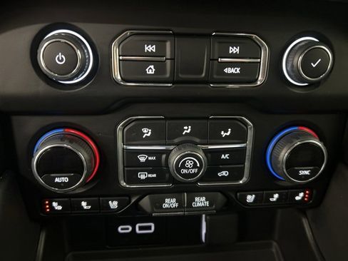 Used 2024 Chevrolet Suburban High Country image 13