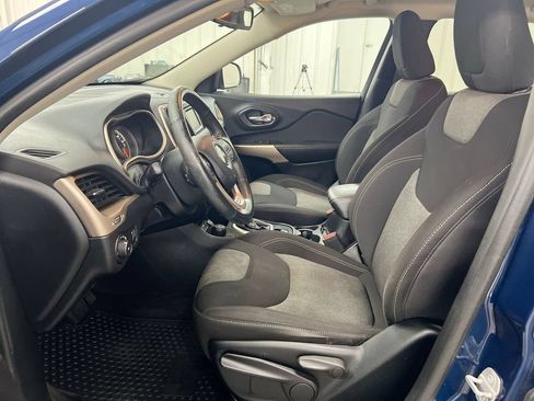 Used 2018 Jeep Cherokee Latitude w/ Cold Weather Group AWD/4WD image 19