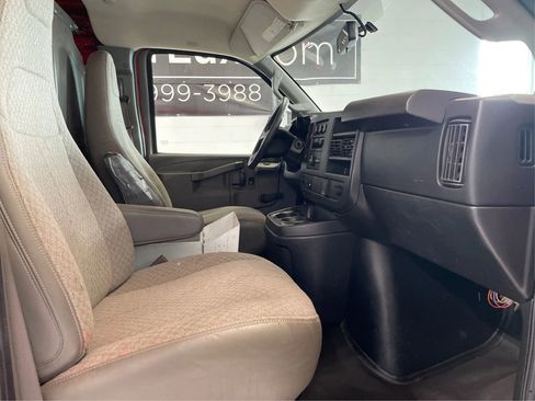 Used 2017 GMC Savana 3500 image 13