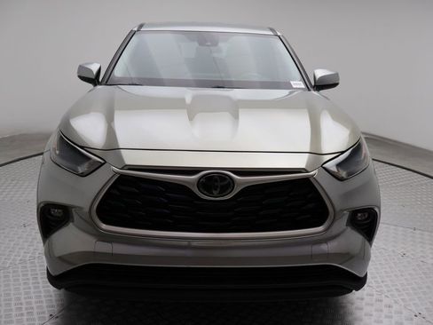 Used 2023 Toyota Highlander LE image 5