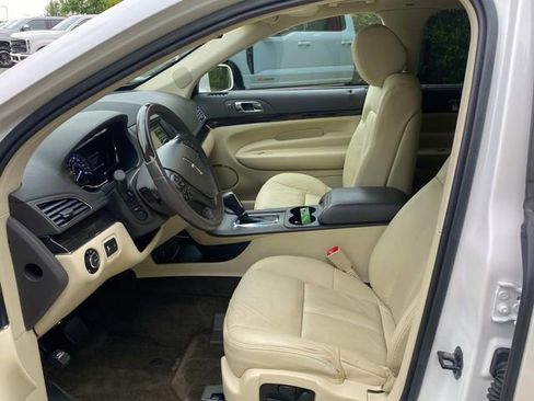 Used 2018 Lincoln MKT AWD image 11